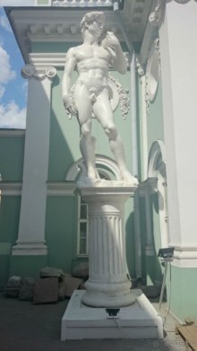 Неформальные памятники в нетуристическом Петербурге.