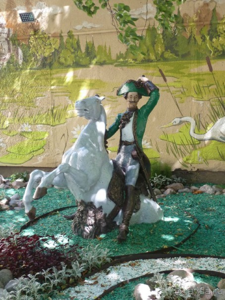 Неформальные памятники в нетуристическом Петербурге.