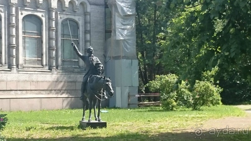 Неформальные памятники в нетуристическом Петербурге.