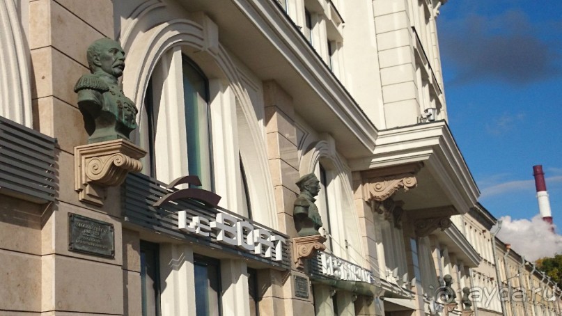 Неформальные памятники в нетуристическом Петербурге.