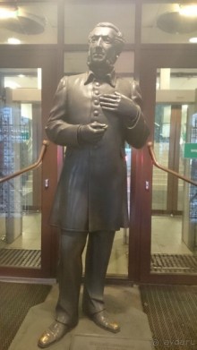 Неформальные памятники в нетуристическом Петербурге.