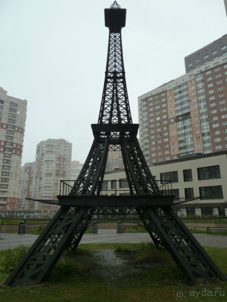 Неформальные памятники в нетуристическом Петербурге.