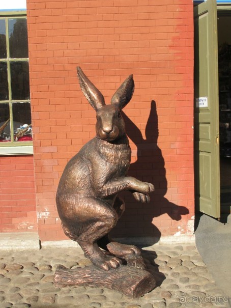 Неформальные памятники в нетуристическом Петербурге.