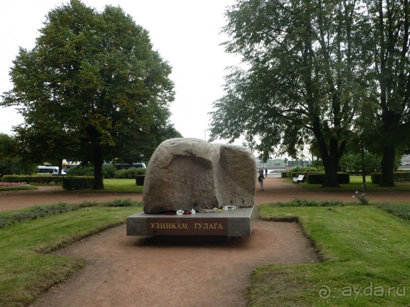 Неформальные памятники в нетуристическом Петербурге.