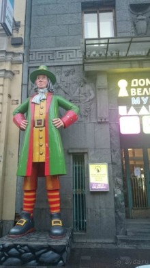 Неформальные памятники в нетуристическом Петербурге.