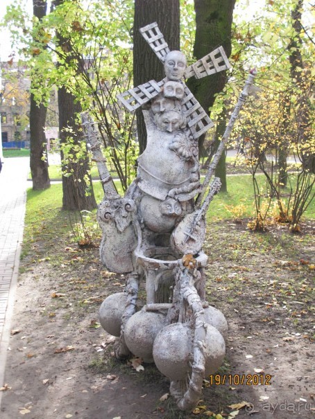 Неформальные памятники в нетуристическом Петербурге.