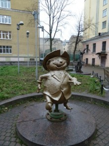 Неформальные памятники в нетуристическом Петербурге.