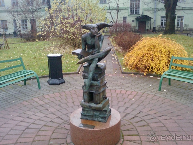 Неформальные памятники в нетуристическом Петербурге.