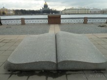 Неформальные памятники в нетуристическом Петербурге.