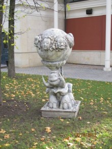 Неформальные памятники в нетуристическом Петербурге.