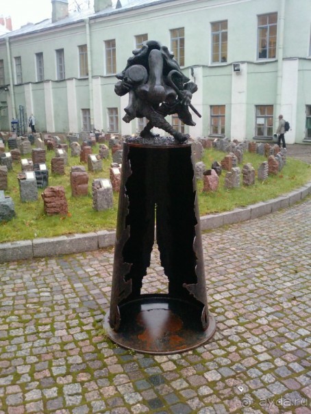 Неформальные памятники в нетуристическом Петербурге.