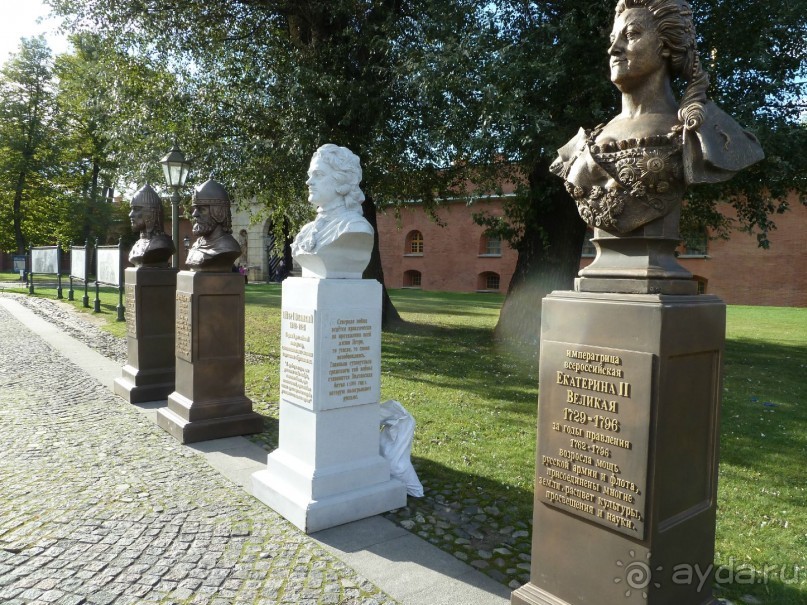 Неформальные памятники в нетуристическом Петербурге.