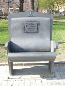 Неформальные памятники в нетуристическом Петербурге.