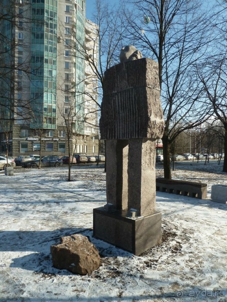 Неформальные памятники в нетуристическом Петербурге.