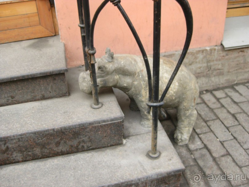 Неформальные памятники в нетуристическом Петербурге.