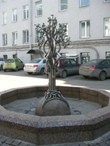 Неформальные памятники в нетуристическом Петербурге.