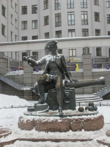 Неформальные памятники в нетуристическом Петербурге.