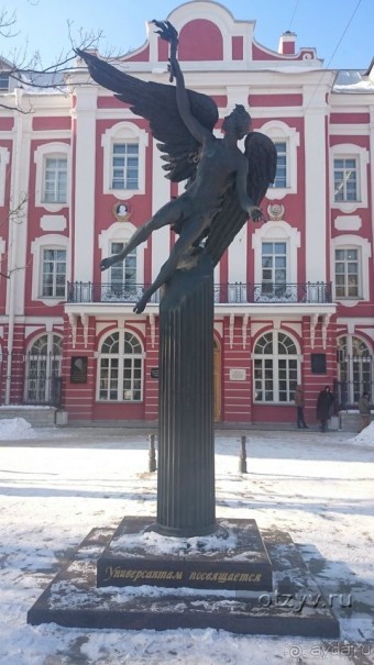 Неформальные памятники в нетуристическом Петербурге.