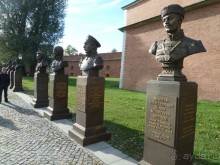 Неформальные памятники в нетуристическом Петербурге.