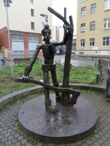 Неформальные памятники в нетуристическом Петербурге.