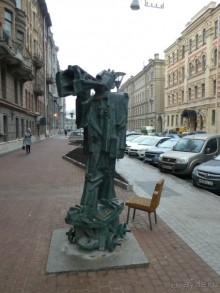 Неформальные памятники в нетуристическом Петербурге.