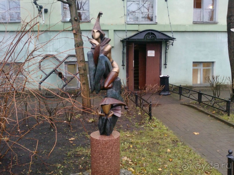 Неформальные памятники в нетуристическом Петербурге.