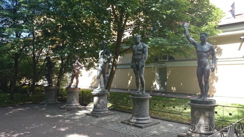 Неформальные памятники в нетуристическом Петербурге.