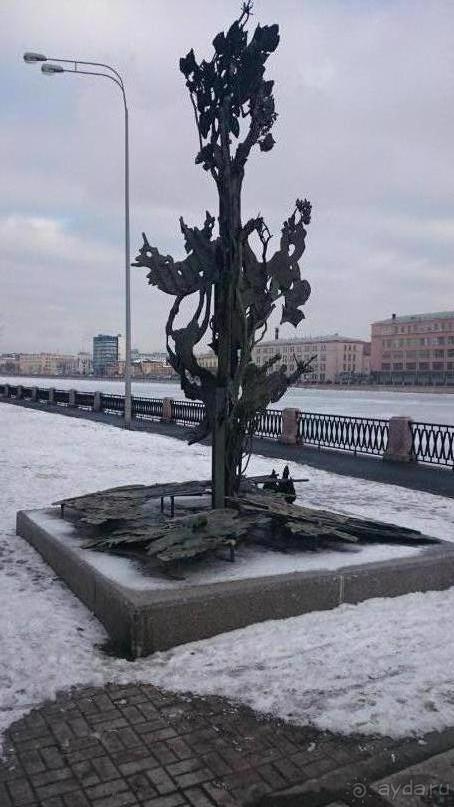 Неформальные памятники в нетуристическом Петербурге.