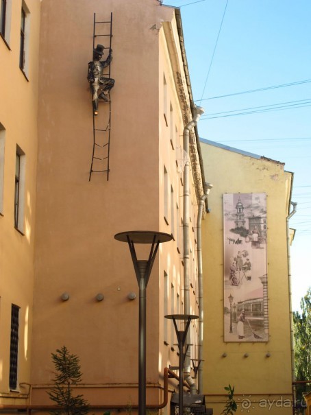 Неформальные памятники в нетуристическом Петербурге.