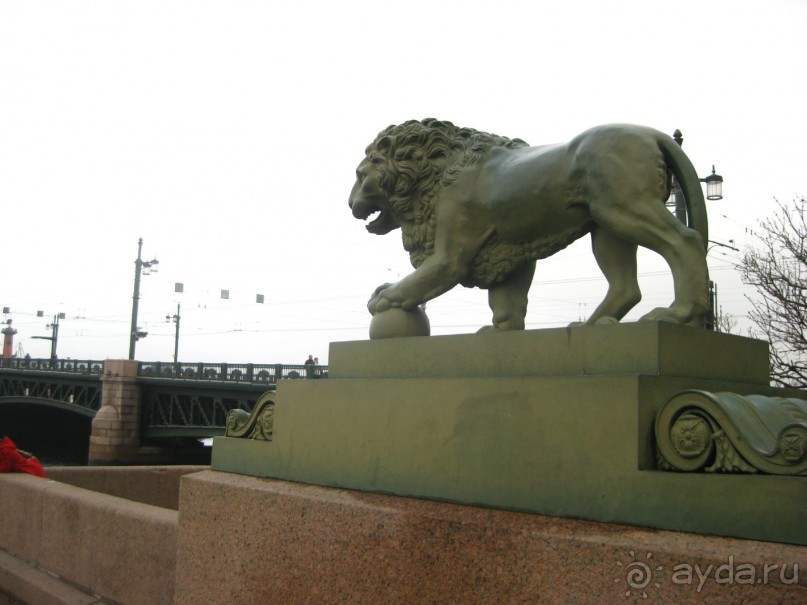 Неформальные памятники в нетуристическом Петербурге.