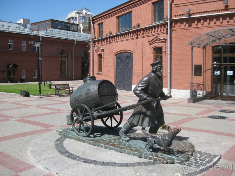 Неформальные памятники в нетуристическом Петербурге.