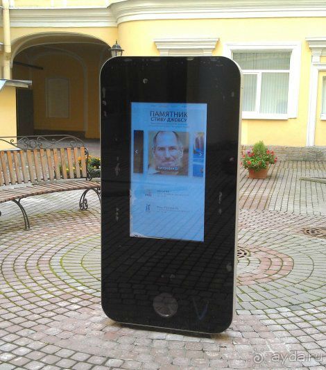 Неформальные памятники в нетуристическом Петербурге.