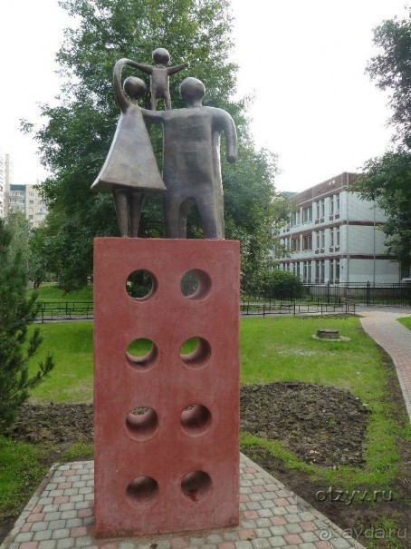 Неформальные памятники в нетуристическом Петербурге.