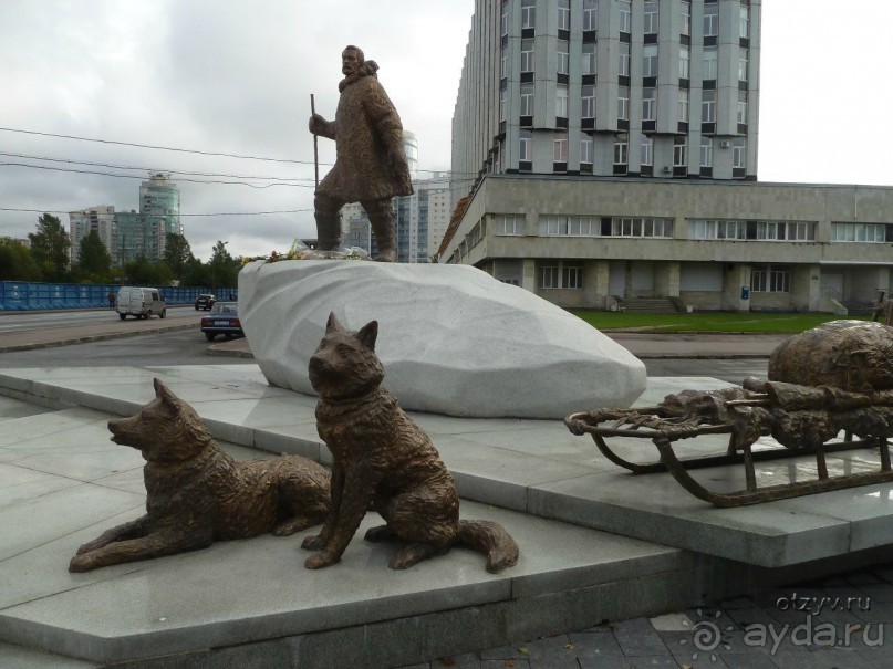 Неформальные памятники в нетуристическом Петербурге.