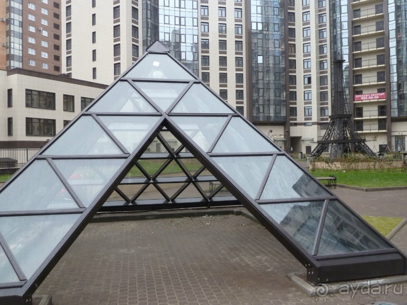 Неформальные памятники в нетуристическом Петербурге.