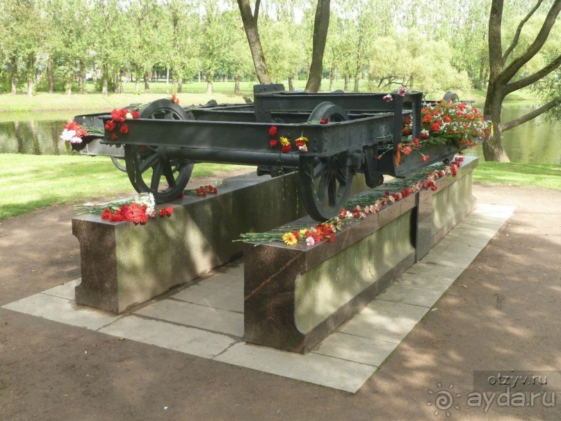 Неформальные памятники в нетуристическом Петербурге.