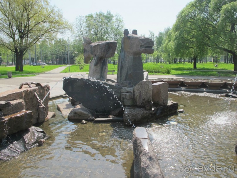 Неформальные памятники в нетуристическом Петербурге.