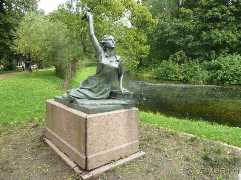 Неформальные памятники в нетуристическом Петербурге.