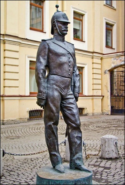 Неформальные памятники в нетуристическом Петербурге.