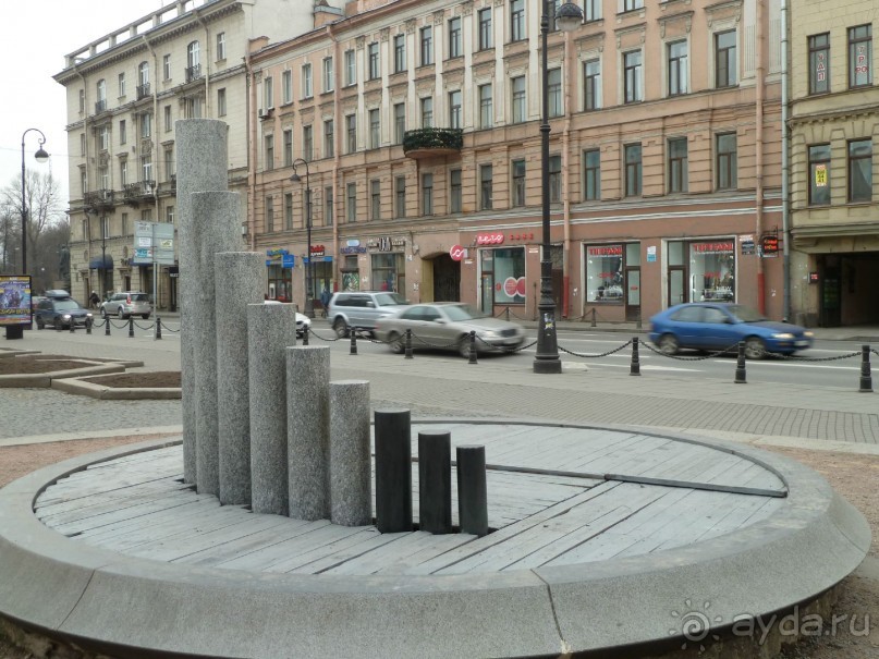 Неформальные памятники в нетуристическом Петербурге.