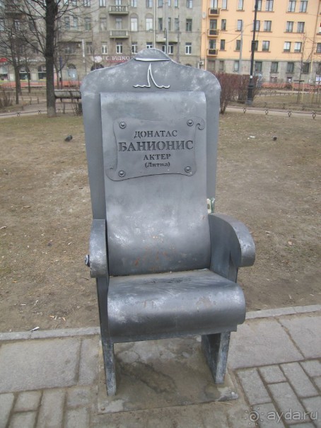 Неформальные памятники в нетуристическом Петербурге.