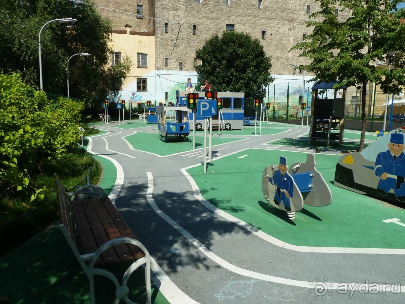 Неформальные памятники в нетуристическом Петербурге.