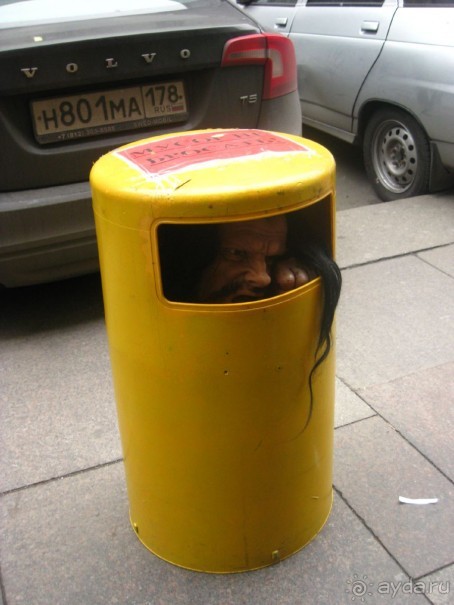 Неформальные памятники в нетуристическом Петербурге.