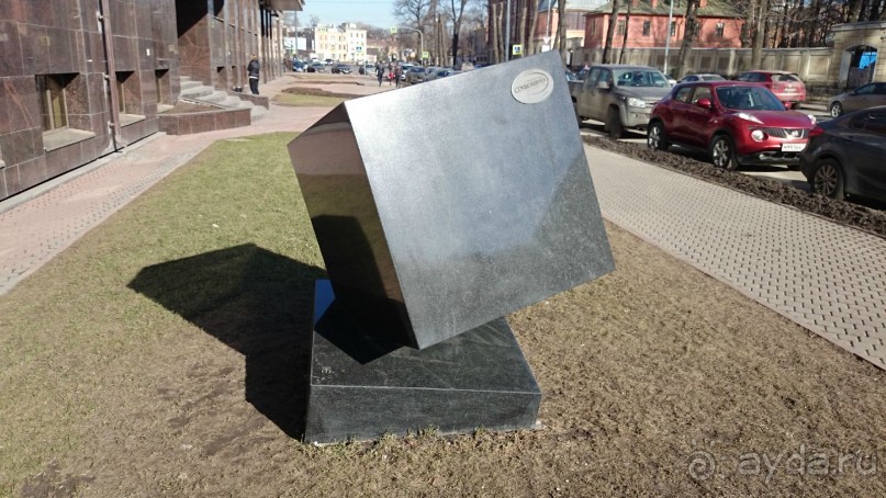 Неформальные памятники в нетуристическом Петербурге.