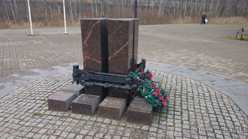 Неформальные памятники в нетуристическом Петербурге.