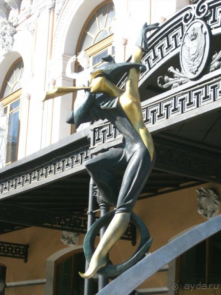 Неформальные памятники в нетуристическом Петербурге.