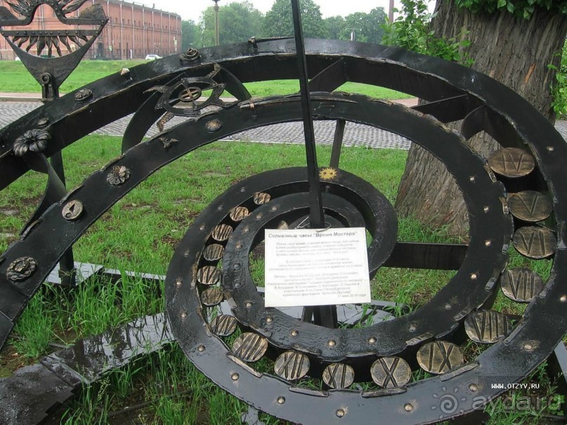 Неформальные памятники в нетуристическом Петербурге.