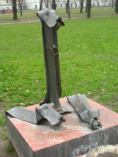 Неформальные памятники в нетуристическом Петербурге.