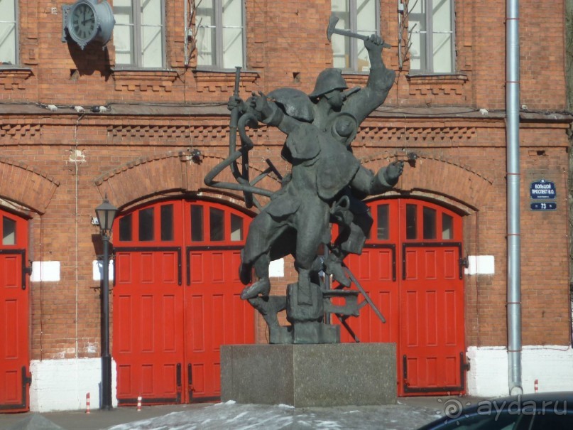 Неформальные памятники в нетуристическом Петербурге.