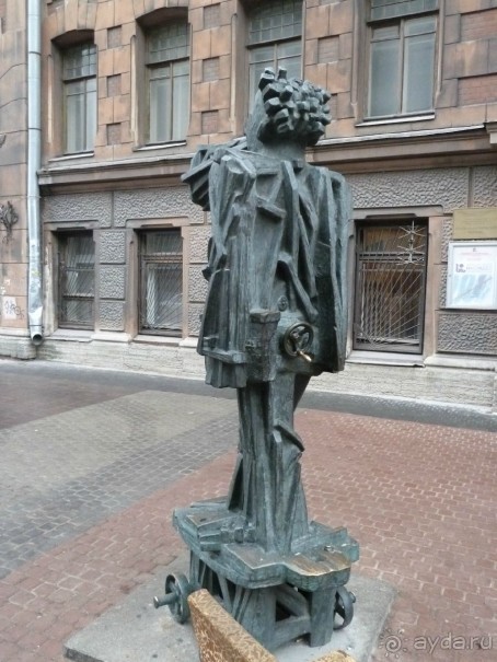 Неформальные памятники в нетуристическом Петербурге.